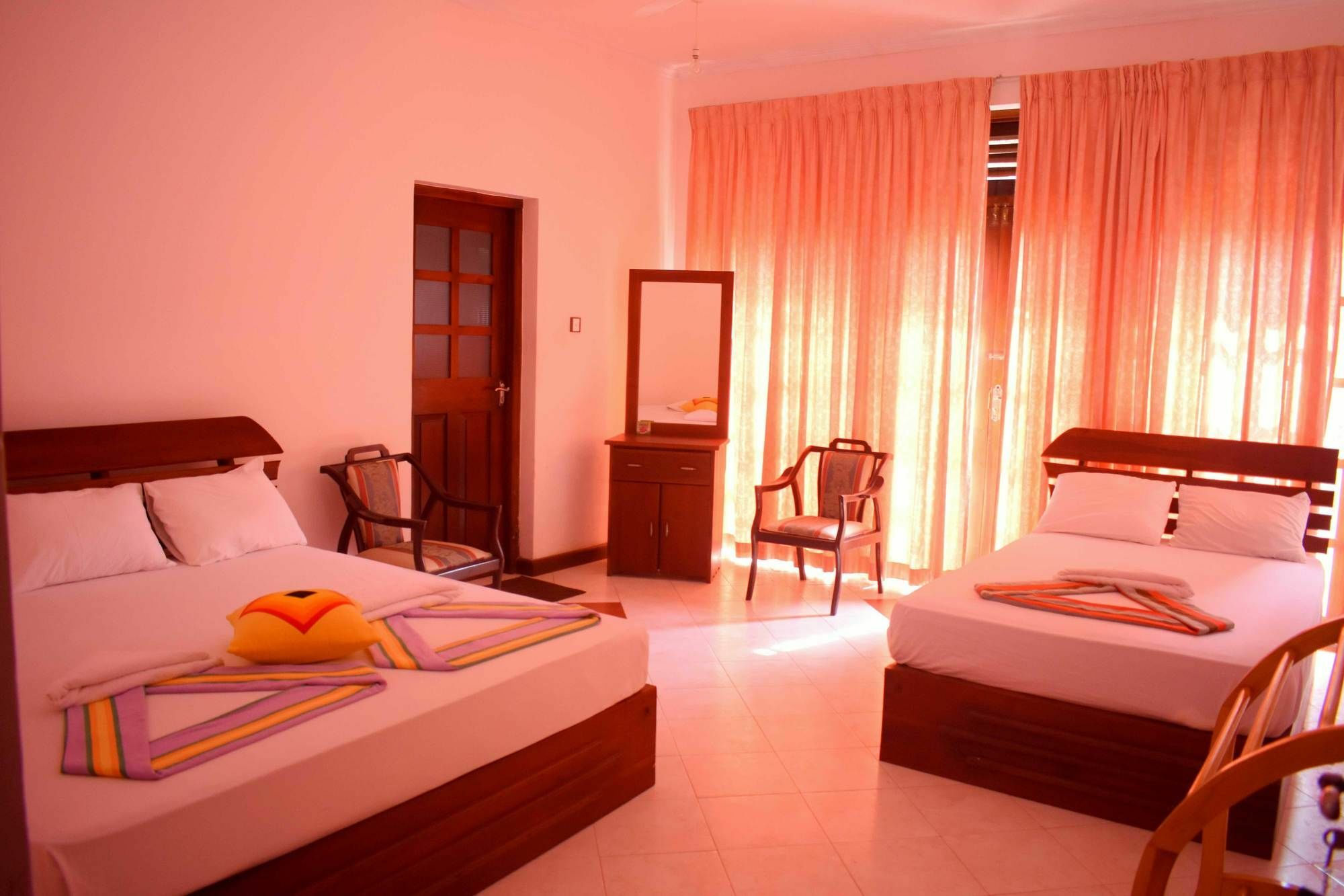 Lion Rest Hotell Anuradhapura Exteriör bild